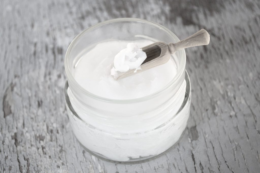 coconut-oil-on-wooden-spoon-2090576_1280